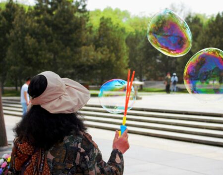 Femme faisant des bulles multicolores