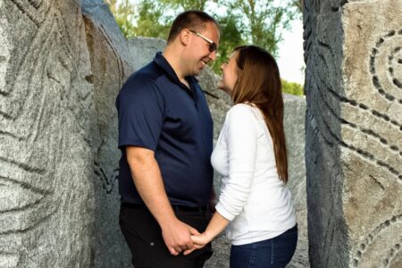 Couple se faisant face entre deux rochers
