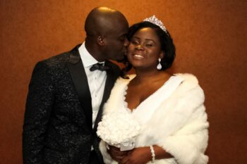 Couple de jeunes mariés portrait de face 2