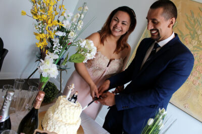 Jeunes mariés coupant le gâteau de mariage