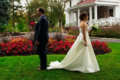 Mariés se tournant le dos devant un parterre de fleurs