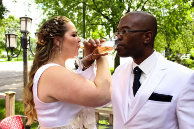 Mariés buvant dans la coupe de l'autre