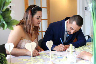 Jeunes mariés signant un papier