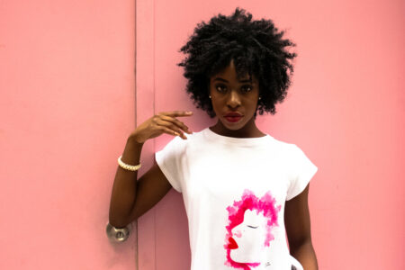 Jeune femme posant sur fond rose