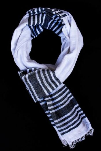 Photo d'une écharpe blanche à rayures noires