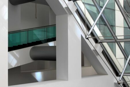 Photo d'escalier, tuyau et de vitres