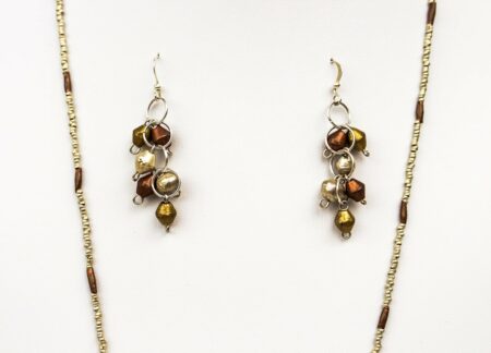 Gros plan sur des boucles d'oreilles fantaisie
