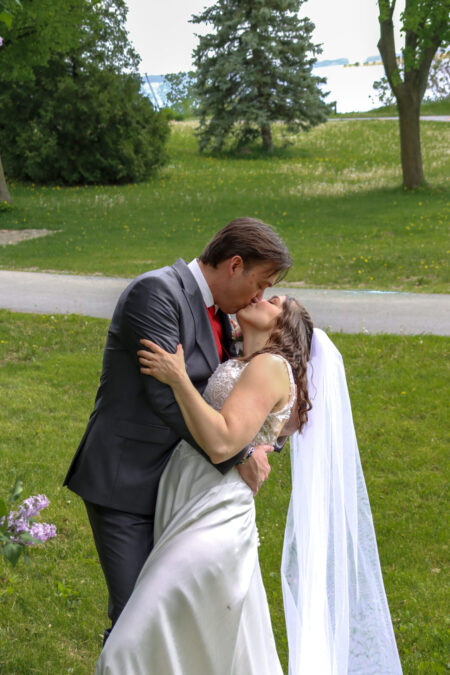 Photographe mariage civil, professional wedding photographer Montreal, Laval, Longueil, price photography, prix photographie,notaire, notary, palais de justice, courthouse marriage, salle reception, hall, room, celebrant, officiant, robe marie, bague, alliance, ring, celebration