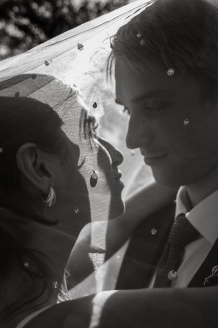 Photographe mariage civil, professional wedding photographer Montreal, Laval, Longueil, price photography, prix photographie,notaire, notary, palais de justice, courthouse marriage, salle reception, hall, room, celebrant, officiant, robe marie, bague, alliance, ring, celebration