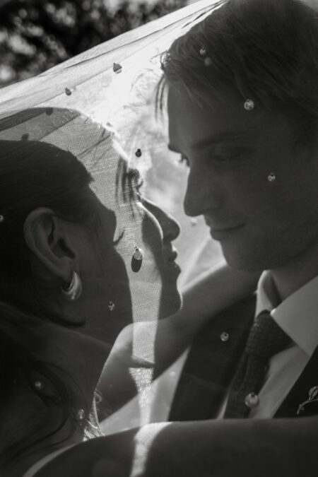 Photographe mariage civil, professional wedding photographer Montreal, Laval, Longueil, price photography, prix photographie,notaire, notary, palais de justice, courthouse marriage, salle reception, hall, room, celebrant, officiant, robe marie, bague, alliance, ring, celebration